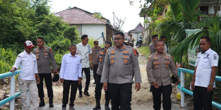 KAPOLRES KAMPAR LAKSANAKAN PENGECEKAN JEMBATAN BARU RENOVASI DI DESA SALO TIMUR