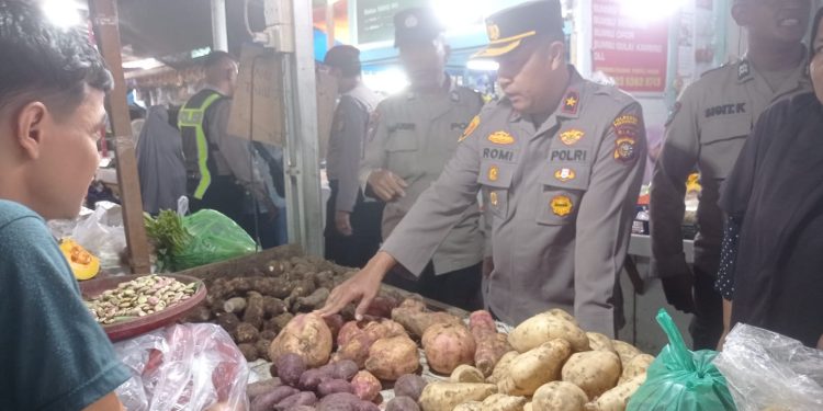 Kapolsek Sukajadi Turun langsung Pengecekan Harga Sembako Pasar Cik Puan.