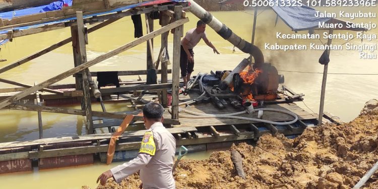 Polsek Kuantan Tengah Tertibkan Dua Rakit PETI di Desa Pulau Komang Sentajo