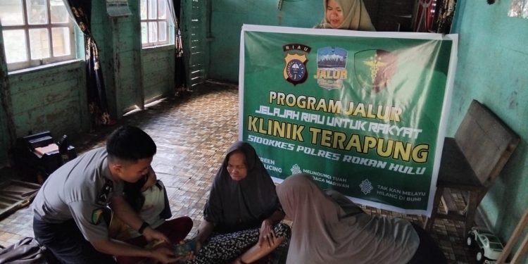Berikan Layanan Kesehatan Gratis, Polres Rohul Gelar Program JALUR Klinik Terapung Bagi Masyaraat Pinggiran Sungai Batang Lubuh
