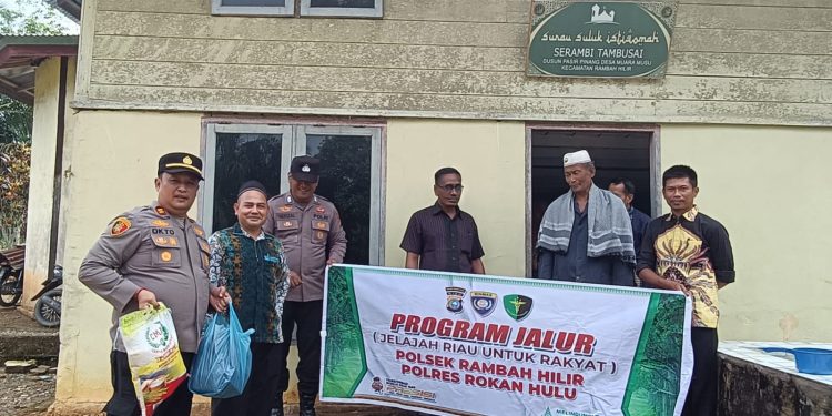 Melalui Program JALUR, Polsek Rambah Hilir Salurkan Bantuan Sosial kepada Warga Dusun Pasir Pinang