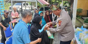 JUMAT BAROKAH BERBAGI REJEKI – POLSEK KAMPAR SERAHKAN SEMBAKO KE DESA PULAU TINGGI