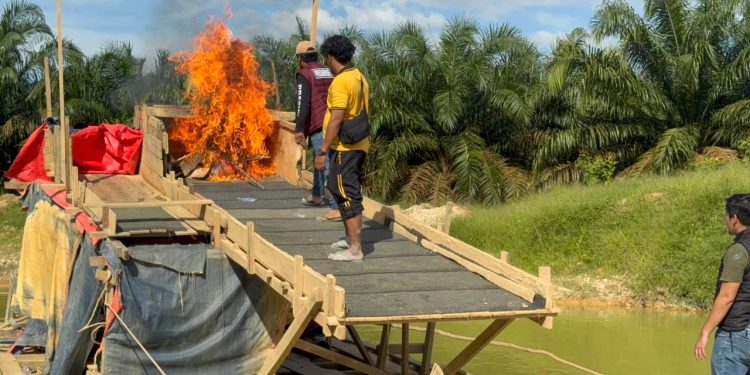 Polsek Singingi Tertibkan Tiga Rakit PETI di Desa Kebun Lado