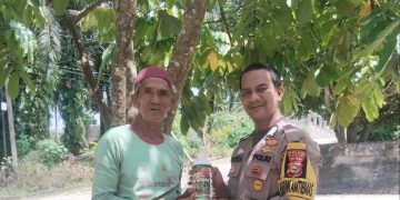 POLSEK TAPUNG SERAHKAN BANTUAN PUPUK CAIR KEPADA PETANI JAGUNG