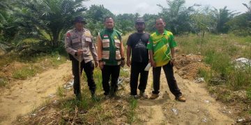 POLSEK KAMPAR KIRI HILIR BERSAMA KELOMPOK TANI – TANAMI 0,5 HA JAGUNG PIPIL TUMPANG SARI DUKUNG KETAHTANAN PANGAN