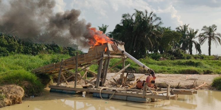 Polsek Kuantan Mudik Tertibkan Lima Rakit PETI di Areal Perkebunan PT KTBM