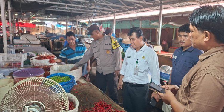 Polsek Sukajadi melakukan Pengecekan Harga Sembako Pasar Cik Puan.