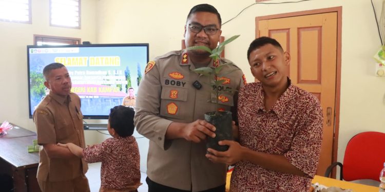 Sinergitas Polri Dengan Sekolah – Kapolres Kampar Silaturahmi & Beri Semangat Kepada Siswa SLBN