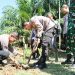 Kapolres Kuansing Gaungkan Green Policing di Kuantan Hilir, Tanam Bibit Pohon Bersama Warga