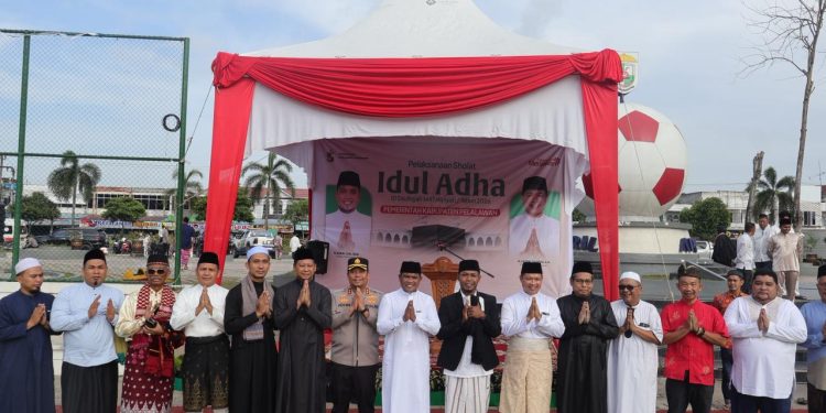 Ribuan Warga Pelalawan Khusyuk Sholat Idul Adha 1447 H di Lapangan Mini Soccer Pangkalan Kerinci