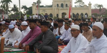 DANDIM 0322/SIAK LAKSANAKAN SHALAT IDUL ADHA BERSAMA FORKOPIMDA DI LAPANGAN SIAK BERMADAH