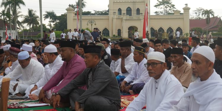 DANDIM 0322/SIAK LAKSANAKAN SHALAT IDUL ADHA BERSAMA FORKOPIMDA DI LAPANGAN SIAK BERMADAH