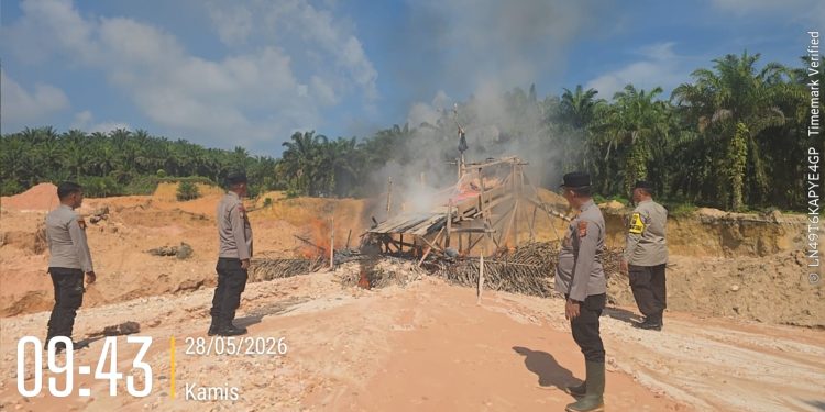 Polsek Hulu Kuantan Tertibkan Aktivitas PETI di Desa Serosah, Satu Unit Dompeng Dimusnahkan