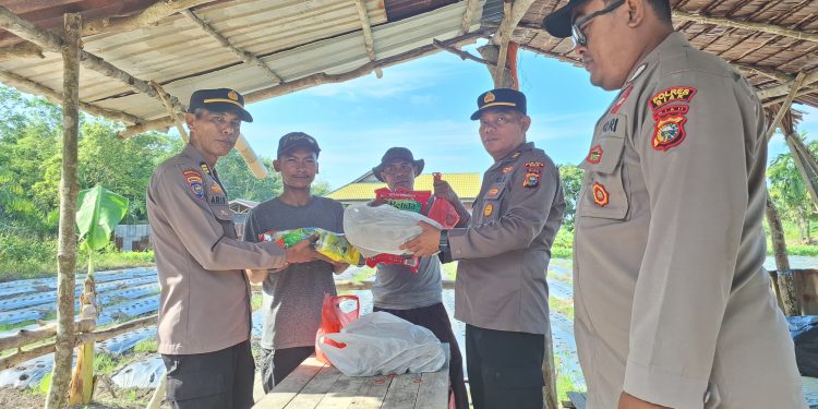Wujud Kepedulian “Polisi Cinta Petani”, Polres Siak Salurkan Bantuan Sembako untuk Petani Jagung di Mempura