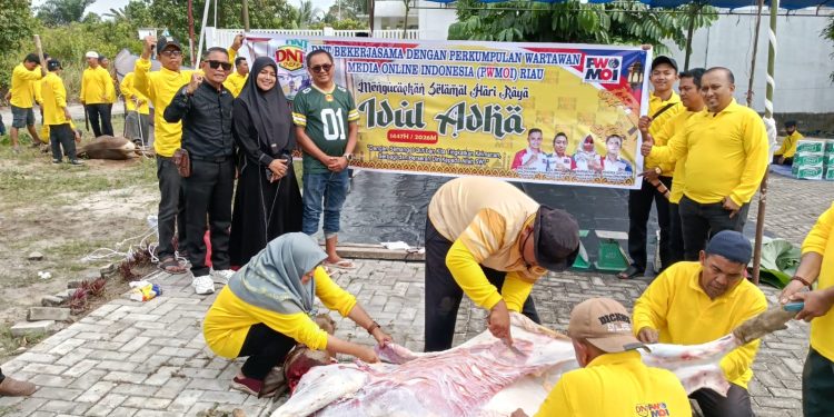 PWMOI Riau dan DNT Tour and Travel Sembelih 4 Ekor Sapi