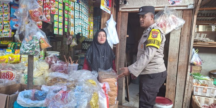 Polsek Sukajadi Melakukan Pengecekan Ketersediaan Bahan Pangan Dipasar Tradisonal Pasar Cik Puan dalam Rangka Mendukung Program Ketahanan Pangan