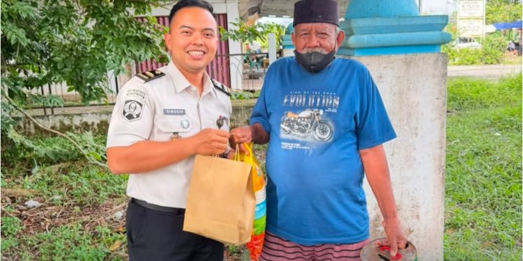 Rutan Kelas IIB  Melaksanakan Kegiatan Bakti Sosial dengan Menyalurkan Bantuan Kepada Masyarakat di Sekitar Lingkungan Rutan