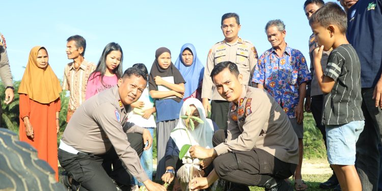 Kapolres Kuansing Bagikan Bibit dan Tanam Pohon di Pangkalan Indarung Melalui Program Green Policing