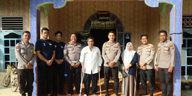 Program JALUR Polres Kuansing Hadir di Desa Pangkalan Indarung, Kapolres Serahkan Bansos dan Berikan Motivasi kepada Masyarakat