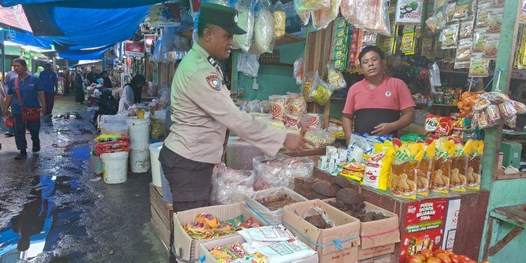 Polsek Sukajadi Memastikan Ketersediaan Bahan Pangan Dipasar Tradisonal Cik Puan Dalam Rangka Mendukung Program ketahanan Pangan.