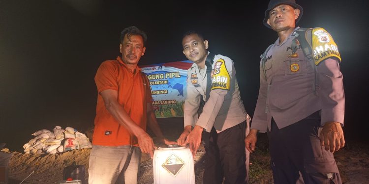 POLISI CINTA PETANI, BHABINKAMTIBMAS POLSEK SINGINGI HILIR SERAHKAN BANTUAN PUPUK DUKUNG KETAHANAN PANGAN