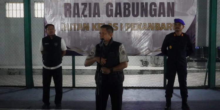 Rutan Pekanbaru Melaksanakan Razia Gabungan TNI, Polri, Dipimpin langsung oleh Kanwil Plh Ditjen Pemasyaratan Riau.