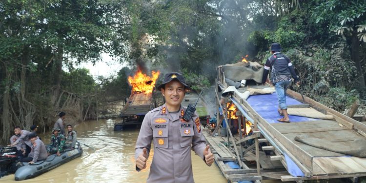 145 Rakit PETI Dimusnahkan oleh Personil Gabungan TNI-POLRI, Sat Pol PP, Damkar, BPBD dan Instansi Terkait, di Sepanjang Sungai Kuantan