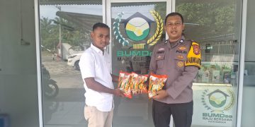 POLSEK TAPUNG HILIR SERAHKAN 12 KG BENIH JAGUNG BISI 2 – DUKUNG BUMDES MAJU BERSAMA TANAMI 1 HECTARE