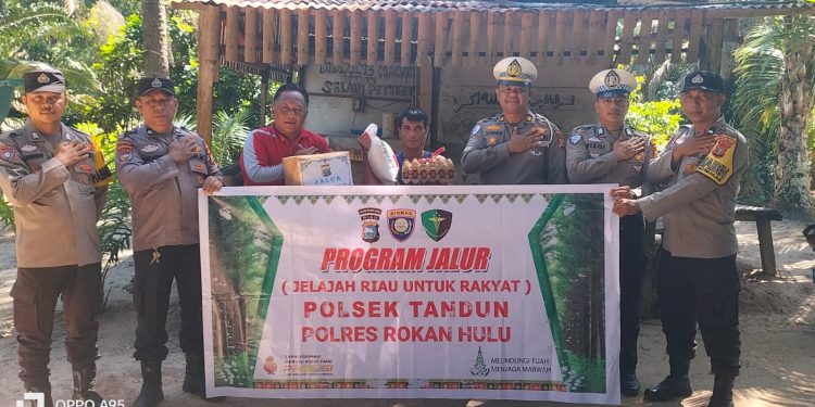 Polsek Tandun Salurkan Bantuan Sosial melalui Program JALUR di Desa Puo Raya