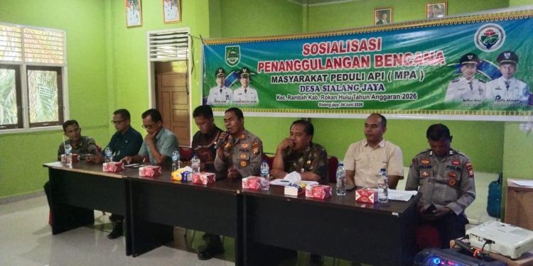 Kapolsek Rambah Tekankan Komitmen Bersama Cegah Karhutla dalam Sosialisasi Masyarakat Peduli Api di Desa Sialang Jaya
