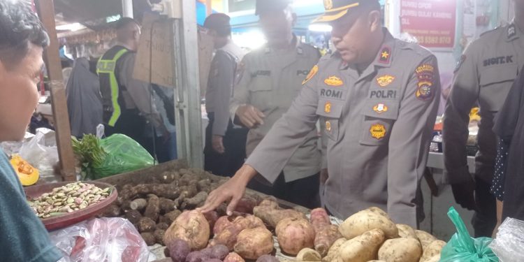 Kapolsek Sukakadi Turun langsung melakukan Pengecekan Bahan Pangan Dipasar Tradisonal Cik Puan Dalam Rangka Mendukung Program Ketahanan Pangan