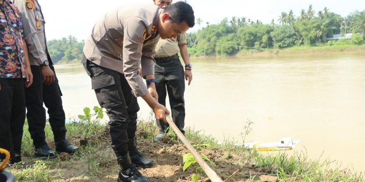 Kapolres Kuansing Pimpin Green Policing di Benai, Tanam Pohon Bersama Warga untuk Lingkungan Hijau Berkelanjutan