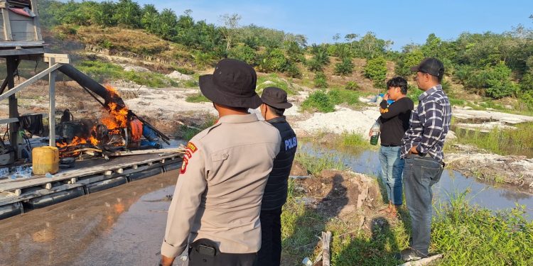 Polsek Benai Tindak Tegas PETI di Desa Tebing Tinggi, Satu Rakit Dimusnahkan di Lokasi