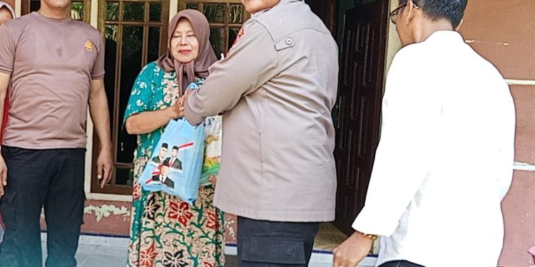 Kapolsek Kampar AKP Asdisyah Mursyid SH Bersama Jajaran Istiqamah Tebar Kebaikan Melalui Program Jumat Barokah, Bantu Warga Kurang Mampu di Desa Pulau Jambu