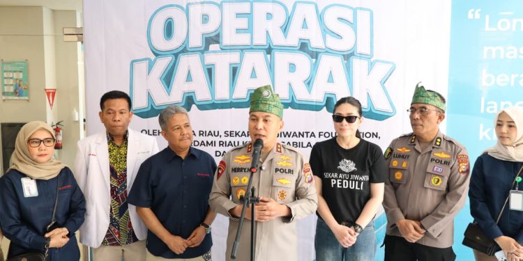 Kolaborasi Kemanusiaan, Polda Riau Bantu 310 Warga Ikut Operasi Katarak Gratis