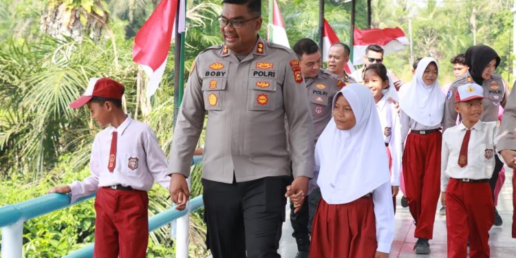 Kapolres Kampar Hadir Di Desa Sungai Paku – Cek Jembatan Baru Dan Bagikan Bansos