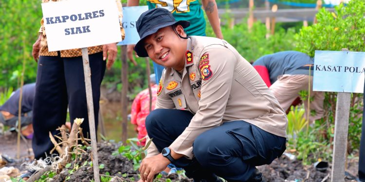 Wujud Nyata Momentum Peringatan Hari Lingkungan Hidup Sedunia, Polres Siak Bersama Pemerintah Kampung Penyengat Tanam 7.000 Bibit Mangrove: “Melindungi Tuah, Menjaga Marwah”