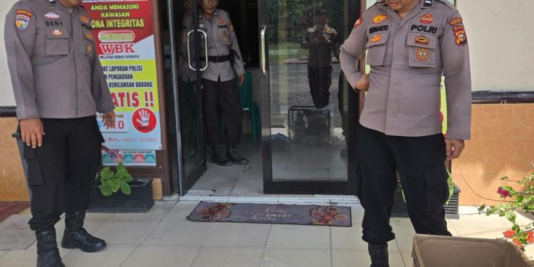 POLISI CINTA PETANI, BHABINKAMTIBMAS POLSEK SINGINGI HILIR BANTU ALAT PENYIRAMAN ANTISIPASI MUSIM KEMARAU