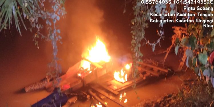 Polsek Kuantan Tengah Tindak Lanjuti Laporan Call Center 110, Satu Unit PETI Dimusnahkan di Sungai Kuantan