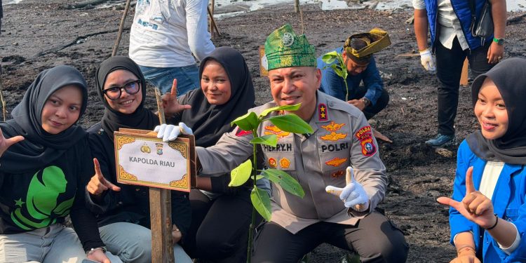 Hari Lingkungan Hidup dengan Tanam Mangrove di Dumai, Kapolda Riau: Satu Pohon Jadi Benteng Oksigen