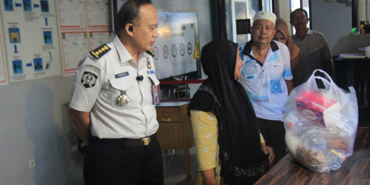 Optimalisasi Pelayanan Publik, Plh. Kalapas Pekanbaru Turun Langsung ke Area Kunjungan