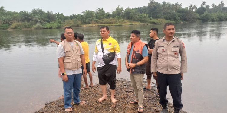 KAPOLSEK KAMPAR TURUN LANGSUNG CARI KORBAN TENGGELAM DI SUNGAI KAMPAR – TIM PENYELAMATAN MASIH BERUSAHA, KRONOLOGIS KEJADIAN TERUNGKAP
