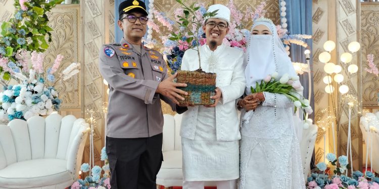 Tanam Harapan Bersama, Kapolsek Tualang Berikan Bibit Pohon di Momen Pernikahan