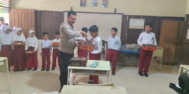 Polsek Kuantan Hilir Salurkan Bantuan Sepatu dari Kapolres Kuansing kepada Siswa SDN 003 Kampung Tengah