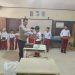 Polsek Kuantan Hilir Salurkan Bantuan Sepatu dari Kapolres Kuansing kepada Siswa SDN 003 Kampung Tengah