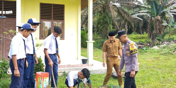Polsek Logas Tanah Darat Tanamkan Kesadaran Lingkungan Melalui Program Green Policing di SMPN 5 LTD