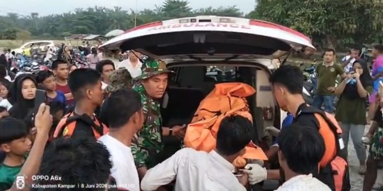 POLSEK KAMPAR HADIR DI TENGAH DUKA, KORBAN HANYUT DI SUNGAI KAMPAR DITEMUKAN PUKUL 18.08 WIB