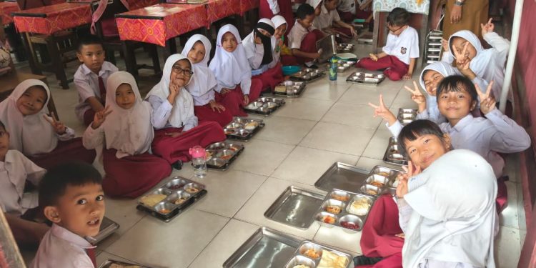 Polres Kuansing Distribusikan 2.057 Porsi Makan Bergizi Gratis, Kapolres: Investasi untuk Generasi Sehat dan Cerdas