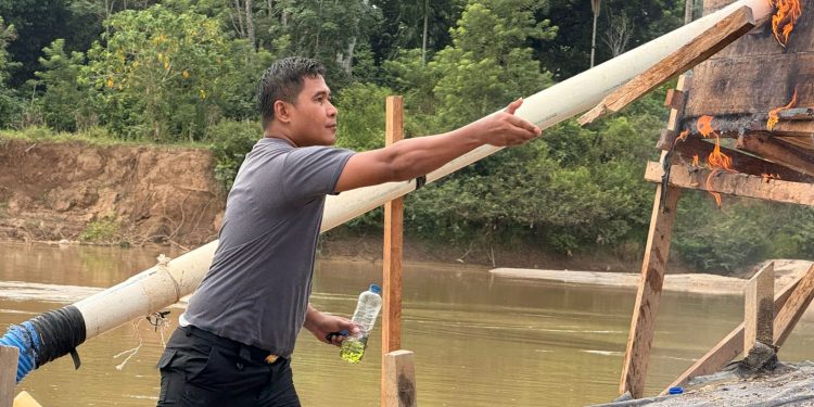 Polsek Cerenti Tertibkan Aktivitas PETI di Sungai Kuantan, 31 Rakit Dimusnahkan