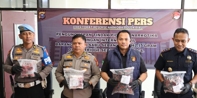 Selamatkan 35 Ribu Jiwa, Polda Riau Gagalkan Peredaran 6,94 Kg Sabu dan 969 Cartridge Etomidate Senilai Rp9,8 Miliar